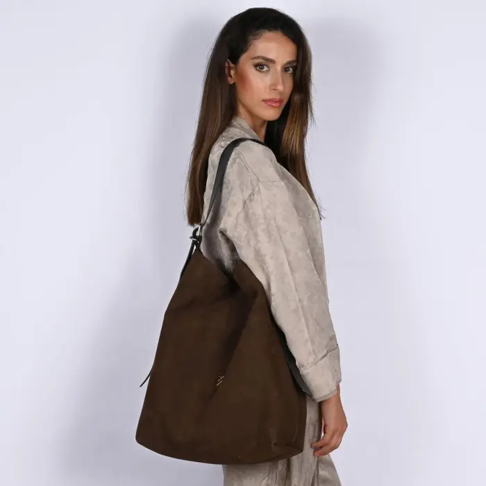 model.nomia.fw.26.27.76.jpg Cassia Nomia Bag Brown - Image 1